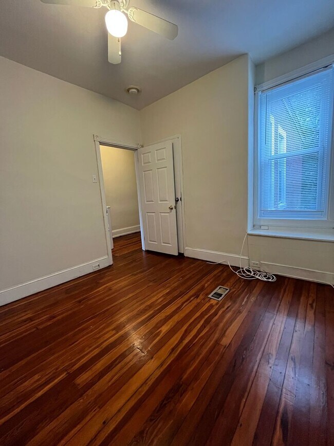 Building Photo - ???Spacious 4 Bedroom 1.5 Bath house locat...