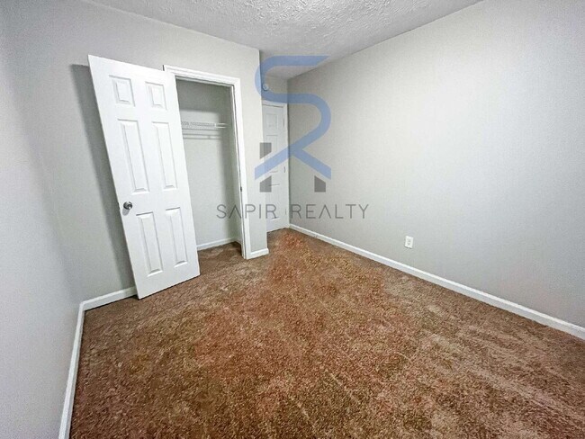Building Photo - 2033 Charter Manor