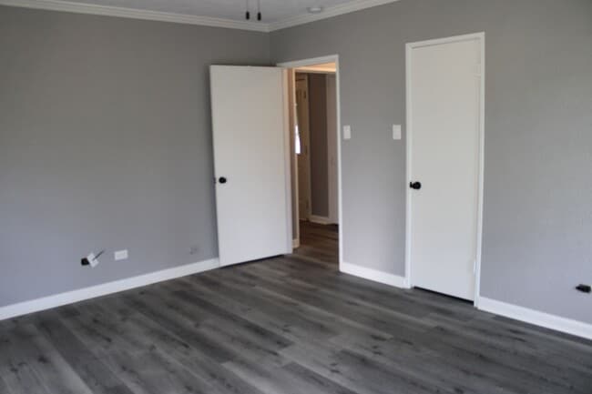 Building Photo - 3 Bedrom 2 bath with a 1 car garage