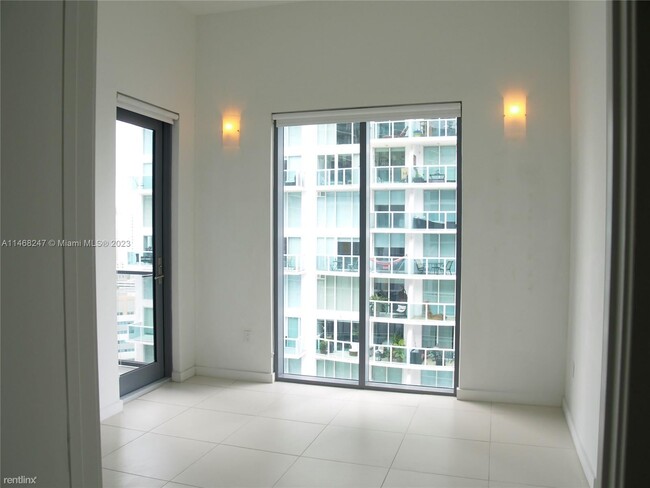 Building Photo - 1 br, 1.5 bath Condo - 31 SE 6th St Apt 2704