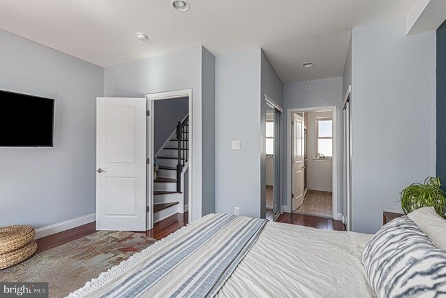 Building Photo - 1935 W George St