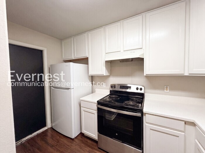 Building Photo - 1011 Iola Dr