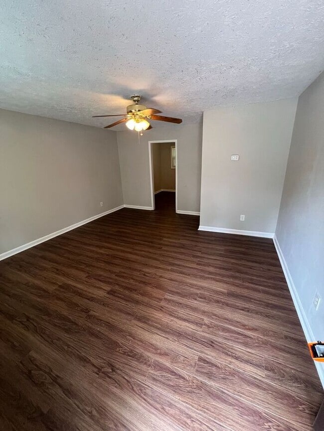 Building Photo - Cozy 2-Bedroom Ranch Duplex for Rent