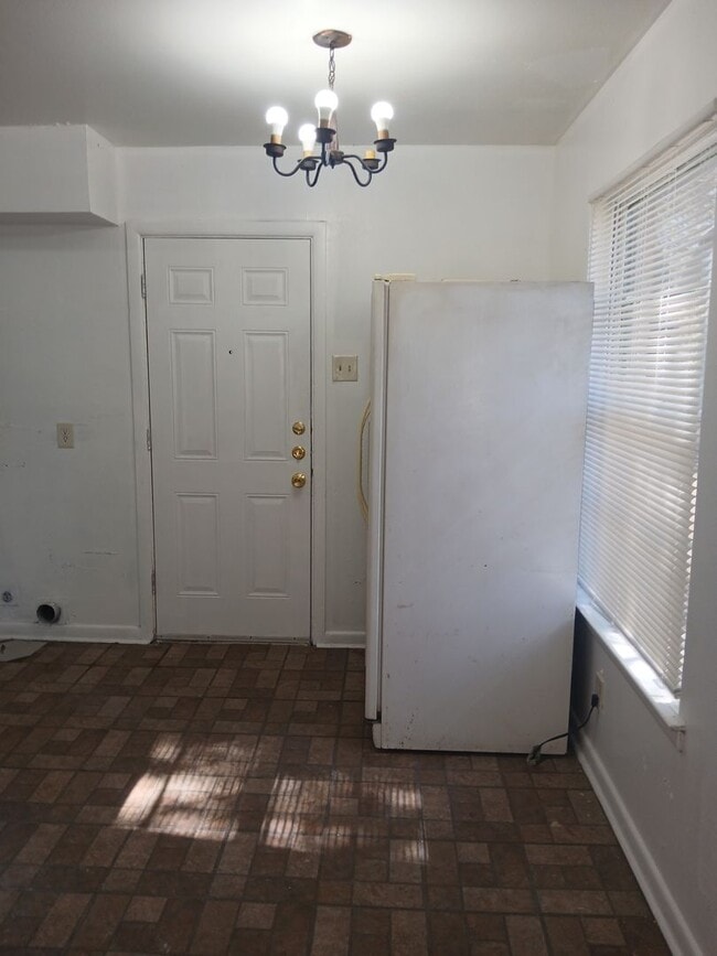 Building Photo - Avon 3019-3021