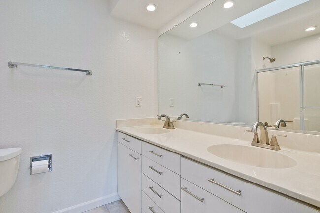 Building Photo - 2-Suite Townhome in Whisman Station Area | Easy Access to 101/237/85