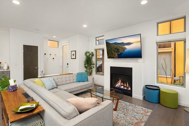 Building Photo - North Beacon Hill Townhome Living!