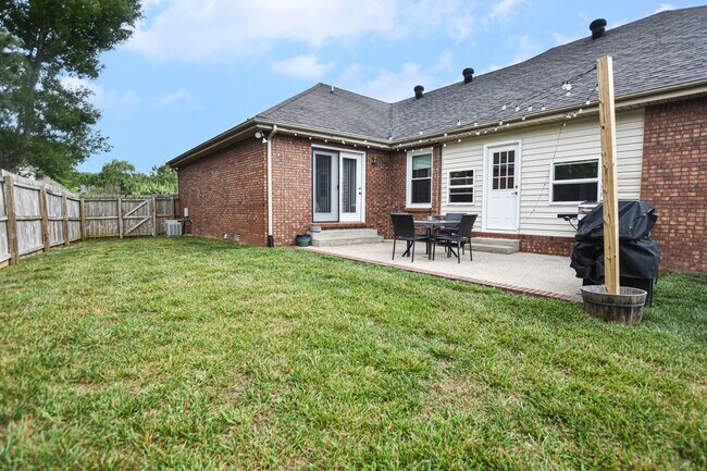 Building Photo - Pet Friendly Three Bedroom with Bonus!