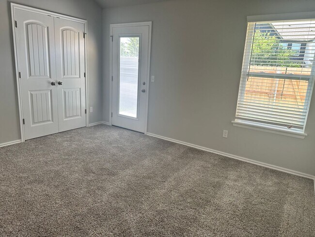 Building Photo - FIRST MONTH FREE - Popular Location! THIS ...