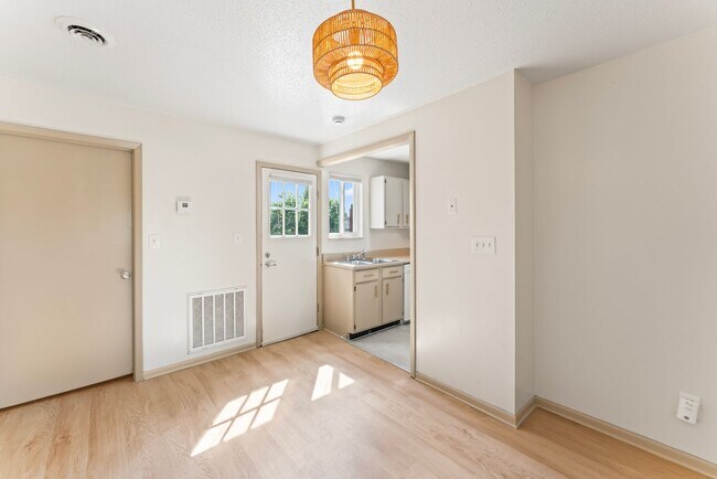 Building Photo - West Knoxville 37919 - Charming, Newly Upd...