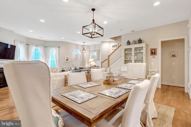 Building Photo - 711 McKenzie Ave