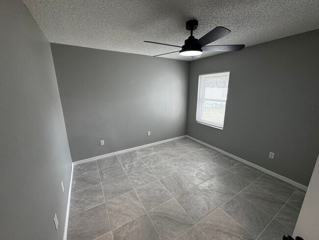 Building Photo - 3-Bedroom Ocala Home, Fenced Yard & Sunroom