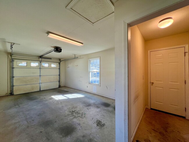 Building Photo - 3-Bed, 3-Full Bath, End Unit, 1-Car Garage!