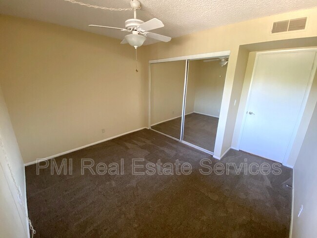 Building Photo - 4050 E Cactus Rd