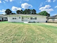 Building Photo - Convenient Location with Huge Rooms and Ba...