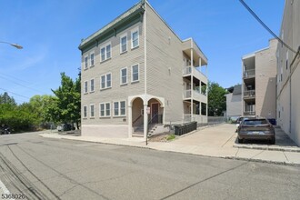 Building Photo - 5 Grant St