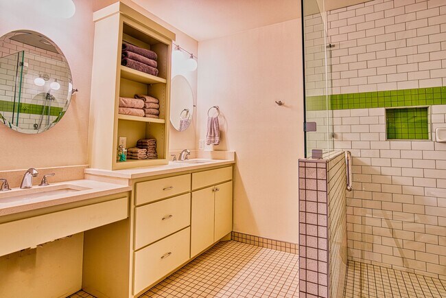 Building Photo - 201 White Dr