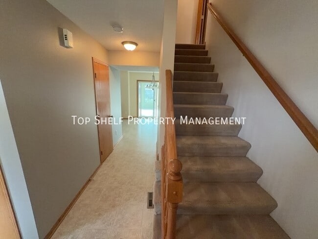 Building Photo - 4404 SW Elm Ct