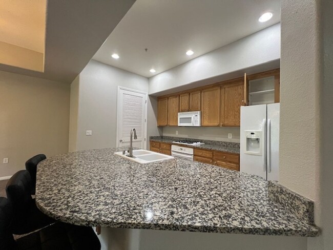 Building Photo - Stunning, 3-bedroom unit within a highly c...