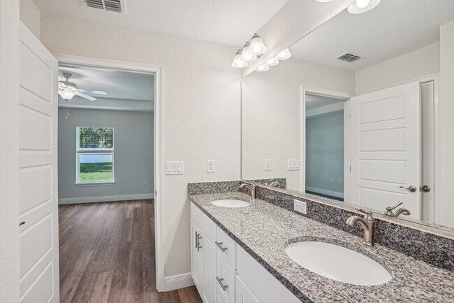 Building Photo - 6 Dogwood Dr Trce