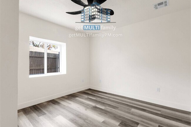 Building Photo - 1006 E Pasadena Ave