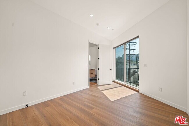 Building Photo - 257 S Park View St