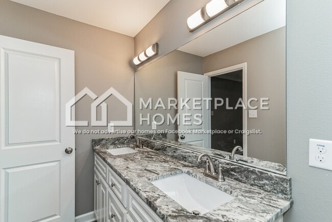 Building Photo - 823 W 20th St