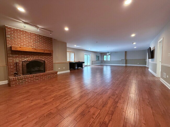 Building Photo - 26159 N Hill Ave