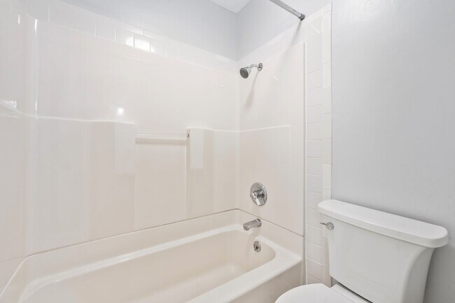 Building Photo - 4100 Five Oaks Dr