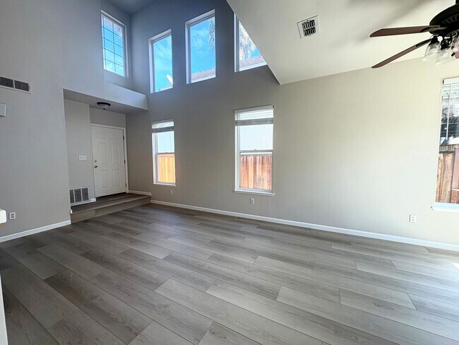 Building Photo - 3 Bedroom In Brentwood