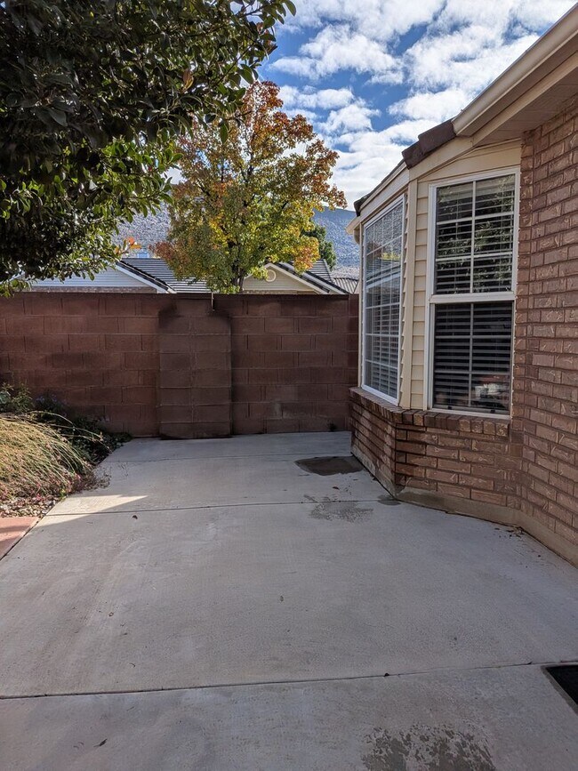 Building Photo - Low-Maintenance Living in the Heart of St. George