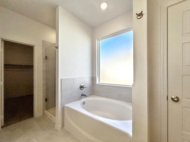 Building Photo - 866 Freedom Cir
