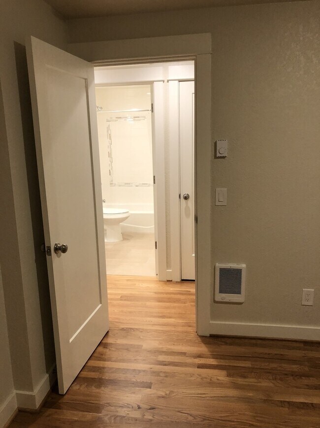 Building Photo - Like New Modern 2BD First Floor New Hardwo...