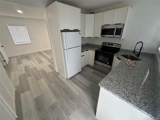 Building Photo - 1308 NW 13th Ct