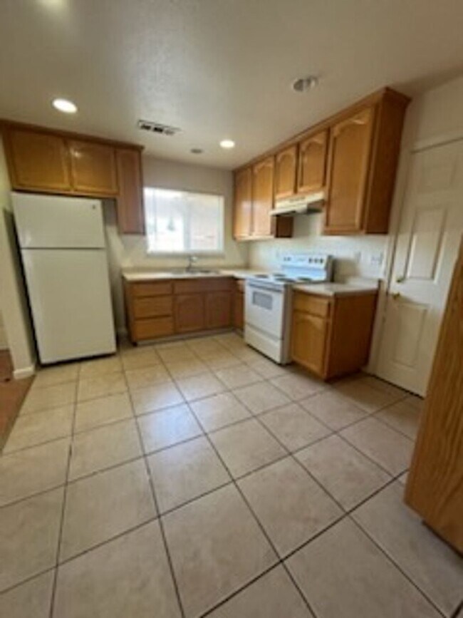 Building Photo - *Nice 3 BEDROOM House For $2100*