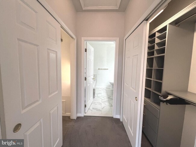 Building Photo - Gorgeous 2bd 2bth updated penthouse condo in sought after New Town community.