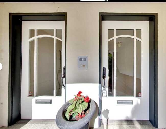 Building Photo - Expansive Top-Floor Richmond Flat | 2BD + Sunroom | Parking Included | Nearly 1,900 Sq. Ft.