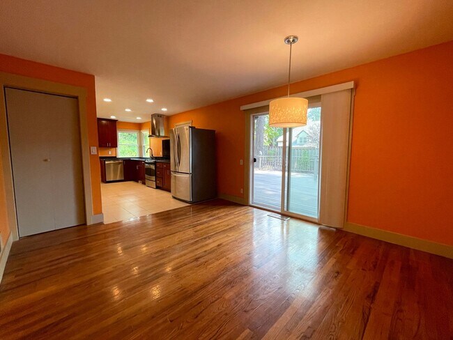 Building Photo - Lovely Lake Oswego Home with Attached Gara...