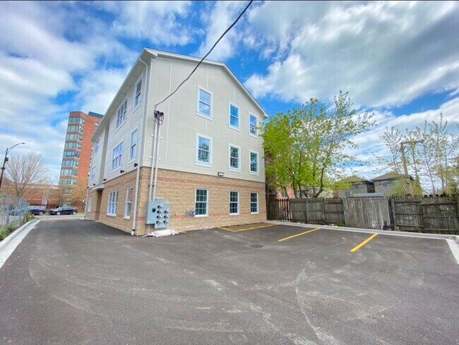 Building Photo - 7441 N Rogers Ave