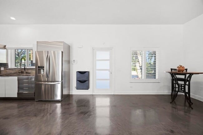 Building Photo - 930 NW 4th Ct