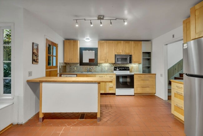 Building Photo - 4 Bed 2.5 Bath available in Kirkland