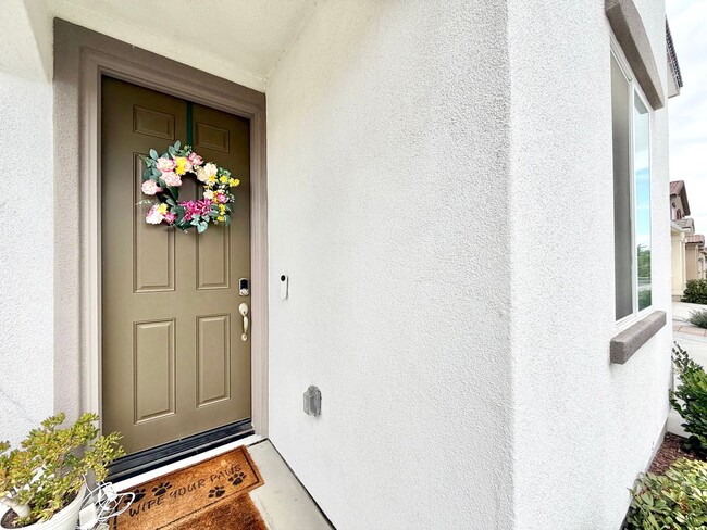 Building Photo - Modern 5 Bedroom 3 Bathroom Home in Tierra Del Sol with INCLUDED Solar & Low-Maintenance Living