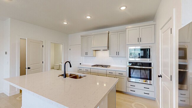 Building Photo - Stunning End Unit Townhome in Sunrise Ranch - Mapleton
