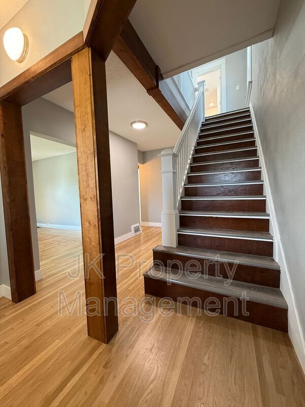 Building Photo - 913 5th Ave N