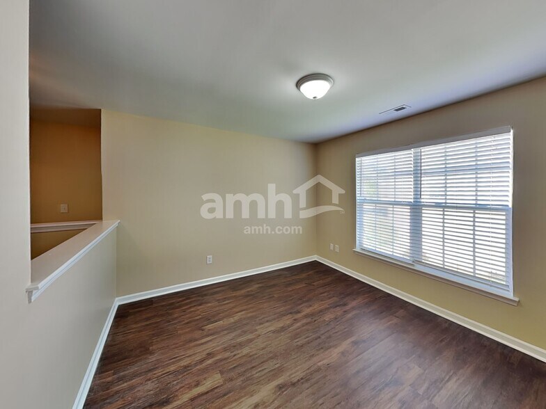 Building Photo - 138 Edgington St