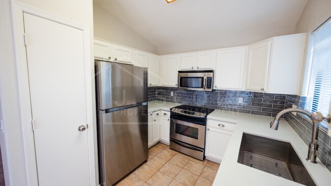 Building Photo - Charming Ahwatukee Home in Gated Community...