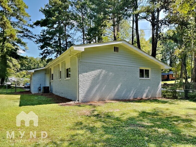 Building Photo - 2585 Westchester Dr