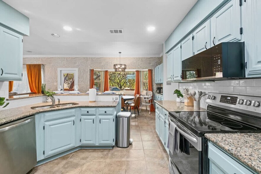 Building Photo - 13702 Yellow Oak Cir