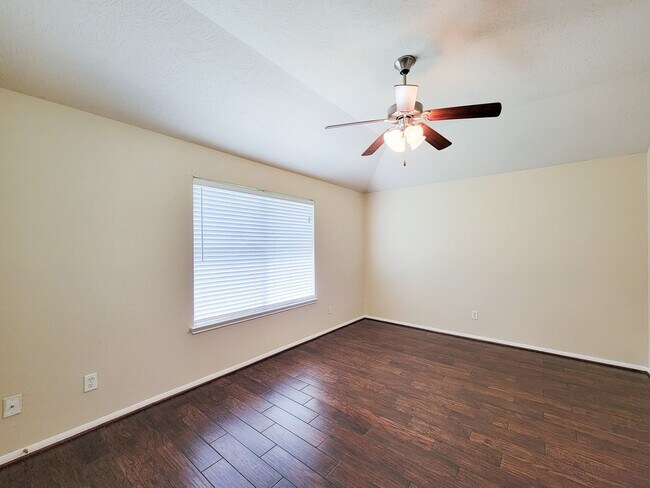 Building Photo - BEAUTIFUL 3 BEDROOM 2 BATH WITH WOOD TILE THROUGHOUT THE HOUSE!