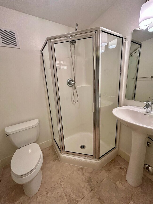 Building Photo - Queen Anne Townhouse