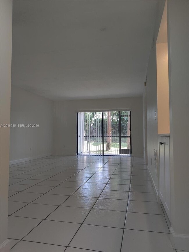 Building Photo - 300 E Club Cir